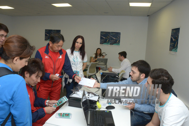 Делегации различных стран проходят аккредитацию на Кубок мира по прыжкам на батуте в Баку. Азербайджан, 3 март, 2016 